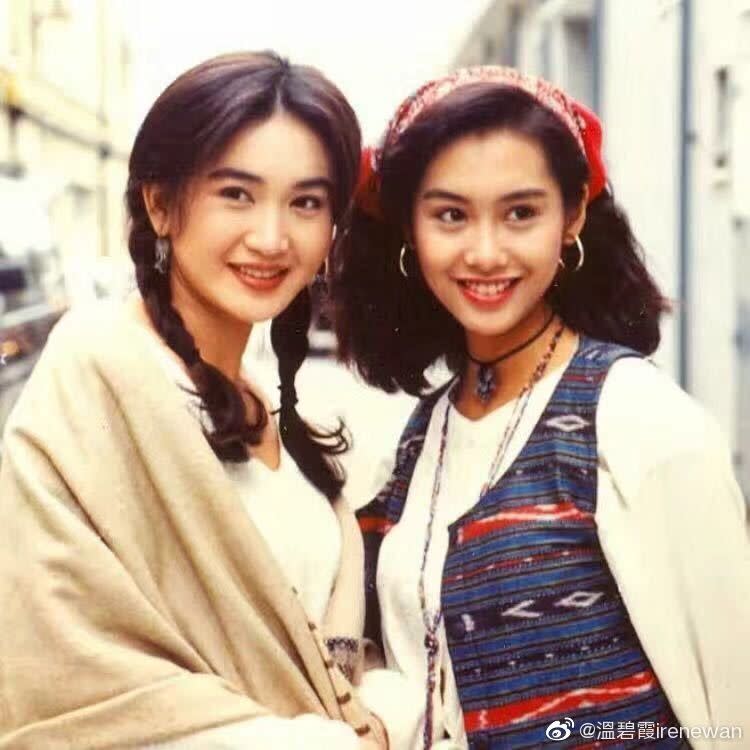 ▲溫碧霞昔日和朱茵（右）合作電影，是香港性感女星。（圖／溫碧霞微博）