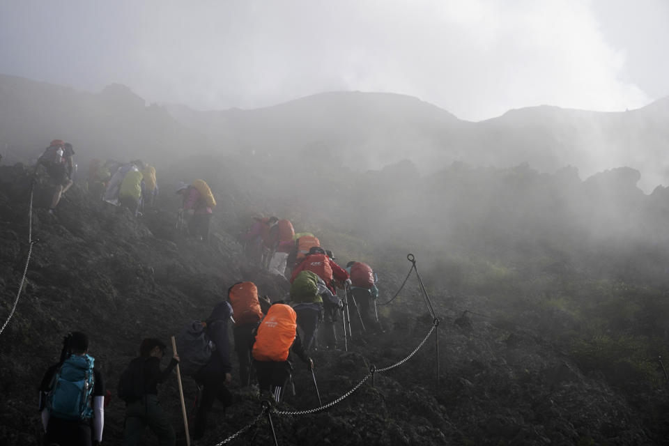 Los escaladores trepan con una densa niebla cubriendo el camino.. <br><br>Foto: AP Photo/Jae C. Hong