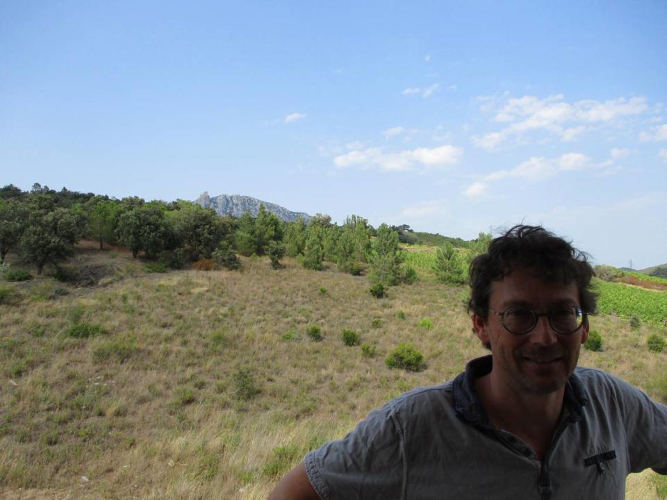 El viticultor Jérome Collas en el balcón de su bodega con vista hacia el castillo de Quéribus.