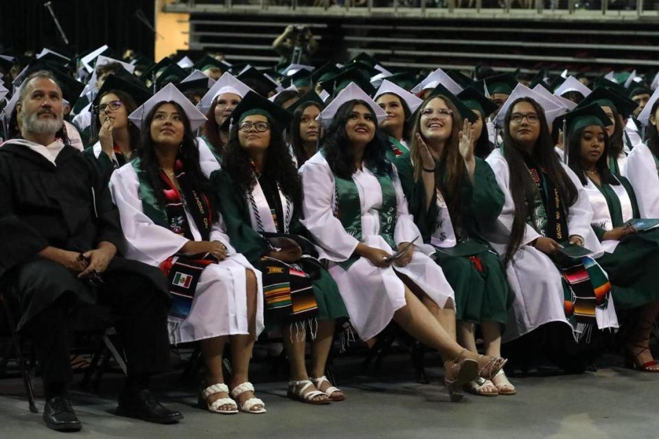 Un grupo de graduados miran su video durante la ceremonia de graduación de Hoover High, celebrada en el Save Mart Center, el 6 de junio de 2023.