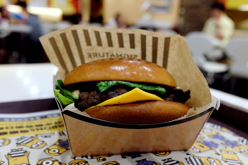 Solo dos de las 25 cadenas de hamburguesas examinadas en EEUU aprueban el test. (Foto: REUTERS/Bobby Yip/File Photo)