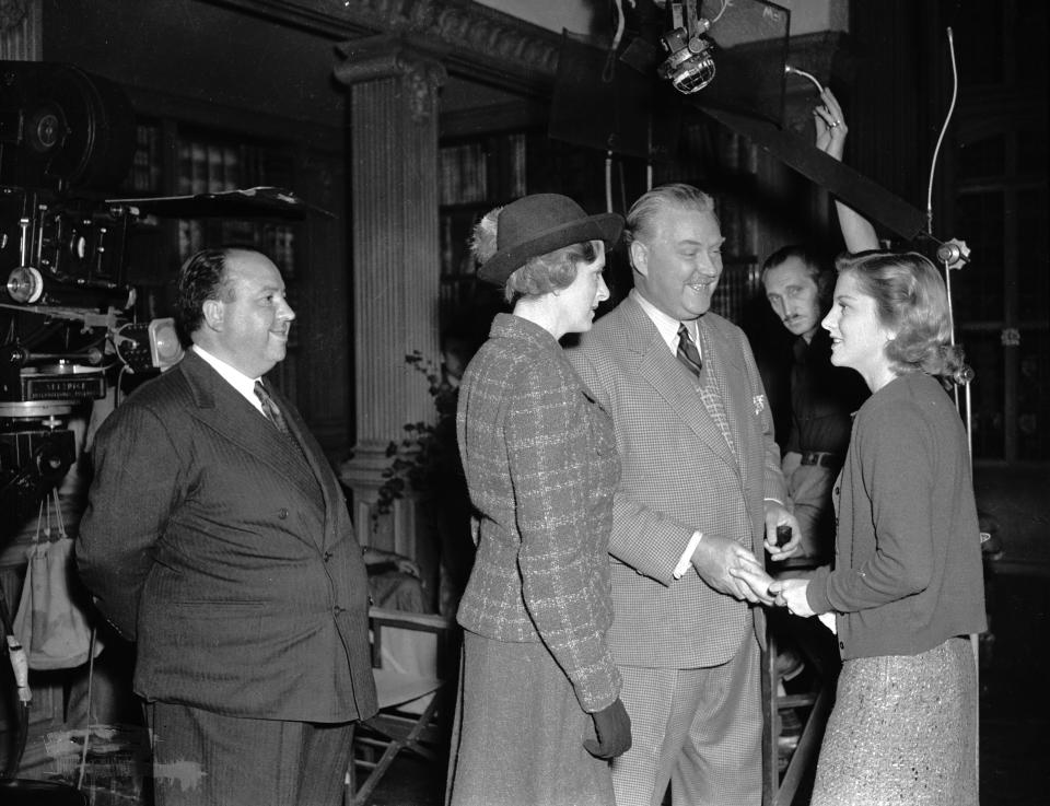 Zara El director británico Alfred Hitchcock (1899 - 1980) observando a los actores Gladys Cooper (1888 - 1971), Nigel Bruce (1895 - 1953) y Joan Fontaine (derecha) en el set de su último thriller 'Rebeca'.  (Foto vía John Kobal Foundation/Getty Images)