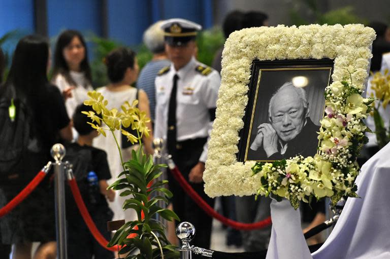 Mourners pay their respects to Singapore's late former prime minister Lee Kuan Yew, where he lies in state at Parliament House in Singapore on March 27, 2015