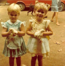 <p>“Als meine Liebe für Hühner entstand”, schrieb das Model zu einem Bild aus dem Jahr 1983. Drei Jahre alt war sie da gerade mal. Die süße Kleine neben ihr ist übrigens ihre Zwillingsschwester Patricia. (Foto: Gisele/Instagram) </p>