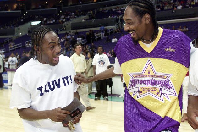 Coolio and Snoop Dogg pictured at a basketball game in 2001 (Photo: Eliot J. Schechter via Getty Images)