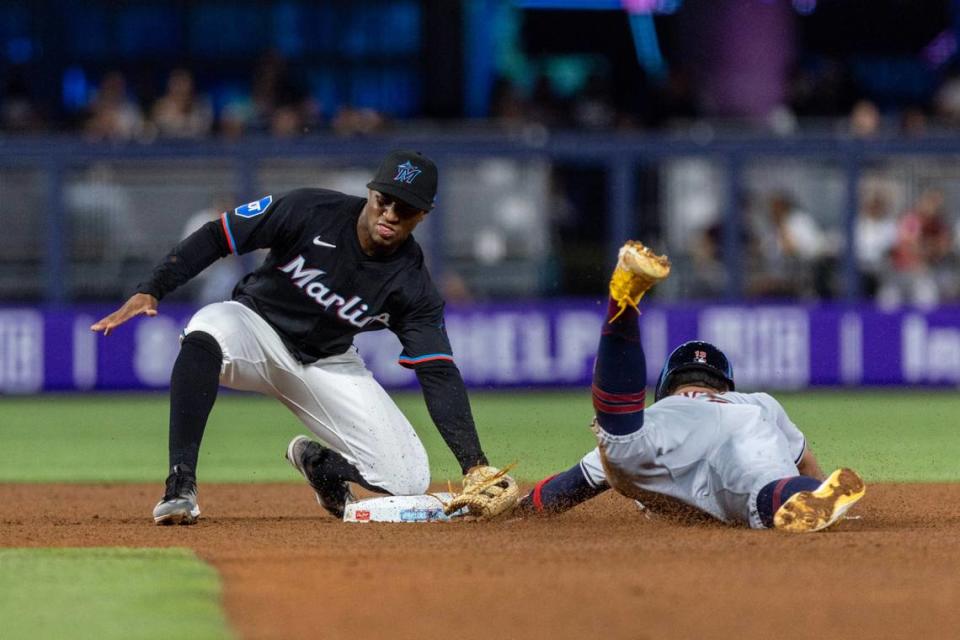 El torpedero de los Marlins Xavier Edwards pone out a Gabriel Arias, de los Guardianes de Cleveland, en el partido celebrado el 7 de junio de 2024 en Miami. D.A. Varela/dvarela@miamiherald.com