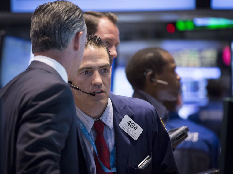 Traders work on the floor of the New York Stock Exchange June 5, 2015. REUTERS/Brendan McDermid  