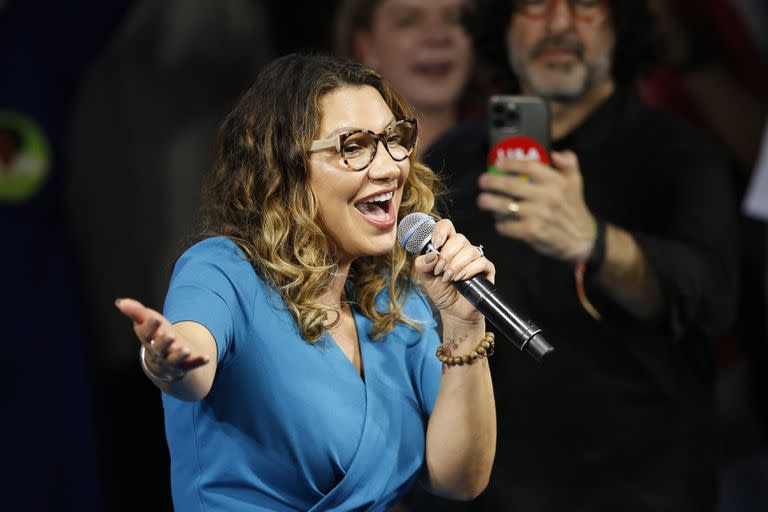 Rosangela Silva, esposa del expresidente de Brasil Luiz Ignácio "Lula" da Silva, quien se postula para la reelección, canta durante un mitin de campaña en Río de Janeiro, Brasil, el domingo 25 de septiembre de 2022. Las elecciones generales de Brasil están programados para el 2 de octubre. (Foto AP/Bruna Prado)