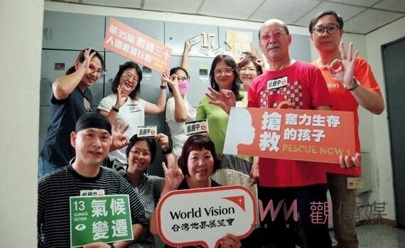 （觀傳媒中彰投新聞）【記者廖妙茜/台中報導】6月20日是世界難民日，根據聯合國難民署(UNHCR)的最新整理數據，全球共有1.2億人被迫流離失所，其中超過4千7百萬人是18歲以下的兒童。不論他們是誰、來自哪個地方、或甚麼時候被迫逃離家園，每一個孩子都應該擁有尋求安全、受教育等等基本權利。在世界難民日前夕，台灣世界展望會中區辦事處的志工夥伴，以及國際社團-太平女國際青年商會，皆以創意的體驗方式共同響應第35屆「飢餓三十~搶救奮力生存的孩子」，透過各種議題體驗，更加深入且多元了解身處天災、戰亂、糧荒、急難中的弱勢兒童與國內特況家庭的急迫需要，以行動付出支持及關懷。