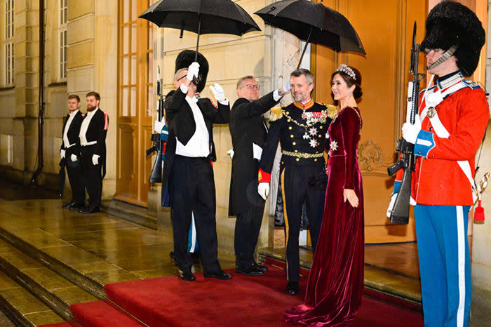 Federico y Mary de Dinamarca a su entrada a Palacio