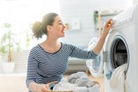<p>Apropos Waschmaschine: Kernseife kann auch als Waschmittel verwendet werden, in der bereits erwähnten Flockenform (dank Küchenreibe) oder als selbstgemachtes Flüssigwaschmittel, angerührt mit anderen DIY-Putzmittel-Zutaten wie Natron. (Bild: iStock/Choreograph)</p> 