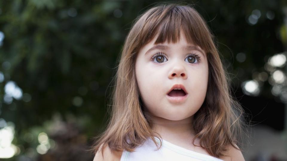 Niña sorprendida.