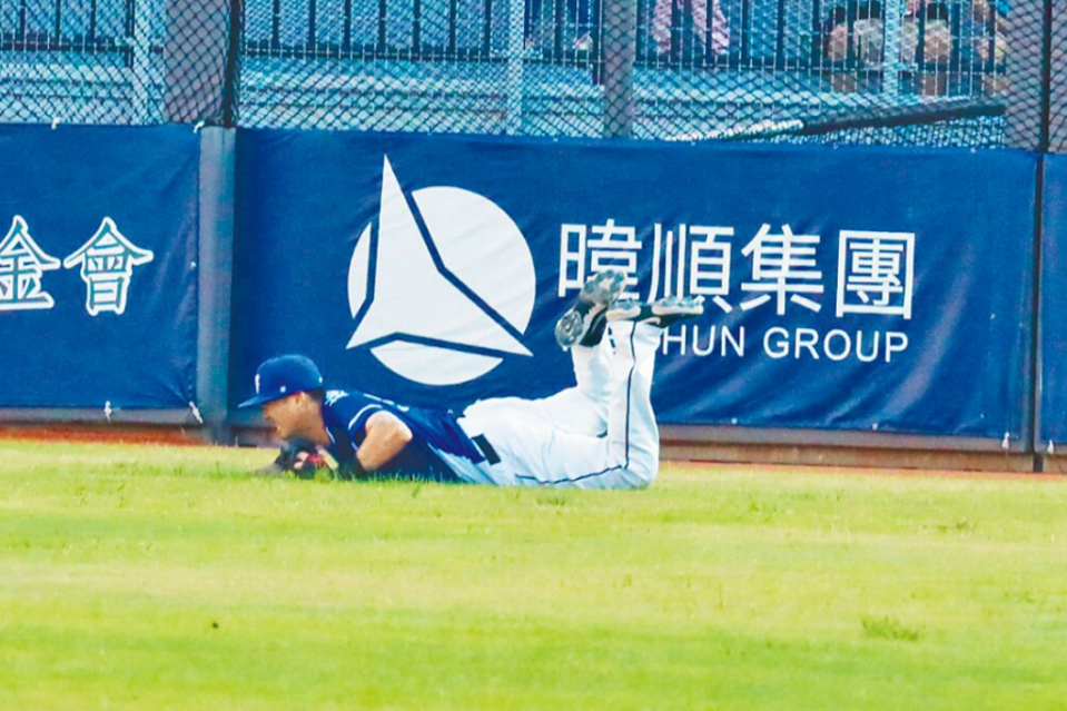 林哲瑄在剛重建啟用的新竹市立棒球場比賽，一個飛身撲球導致左肩重傷，球場不良引爆眾怒。（富邦悍將提供）