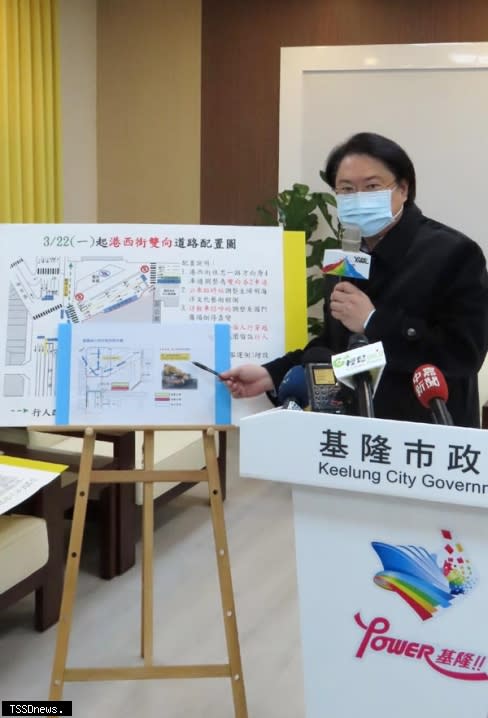 基隆市火車站前國門廣場工程即將全面啟動，林右昌市長說明，為了降低對於市區交通的衝擊，將以連續四十八小時不斷電施工的方式進行天橋拆除作業。（記者王世明攝）