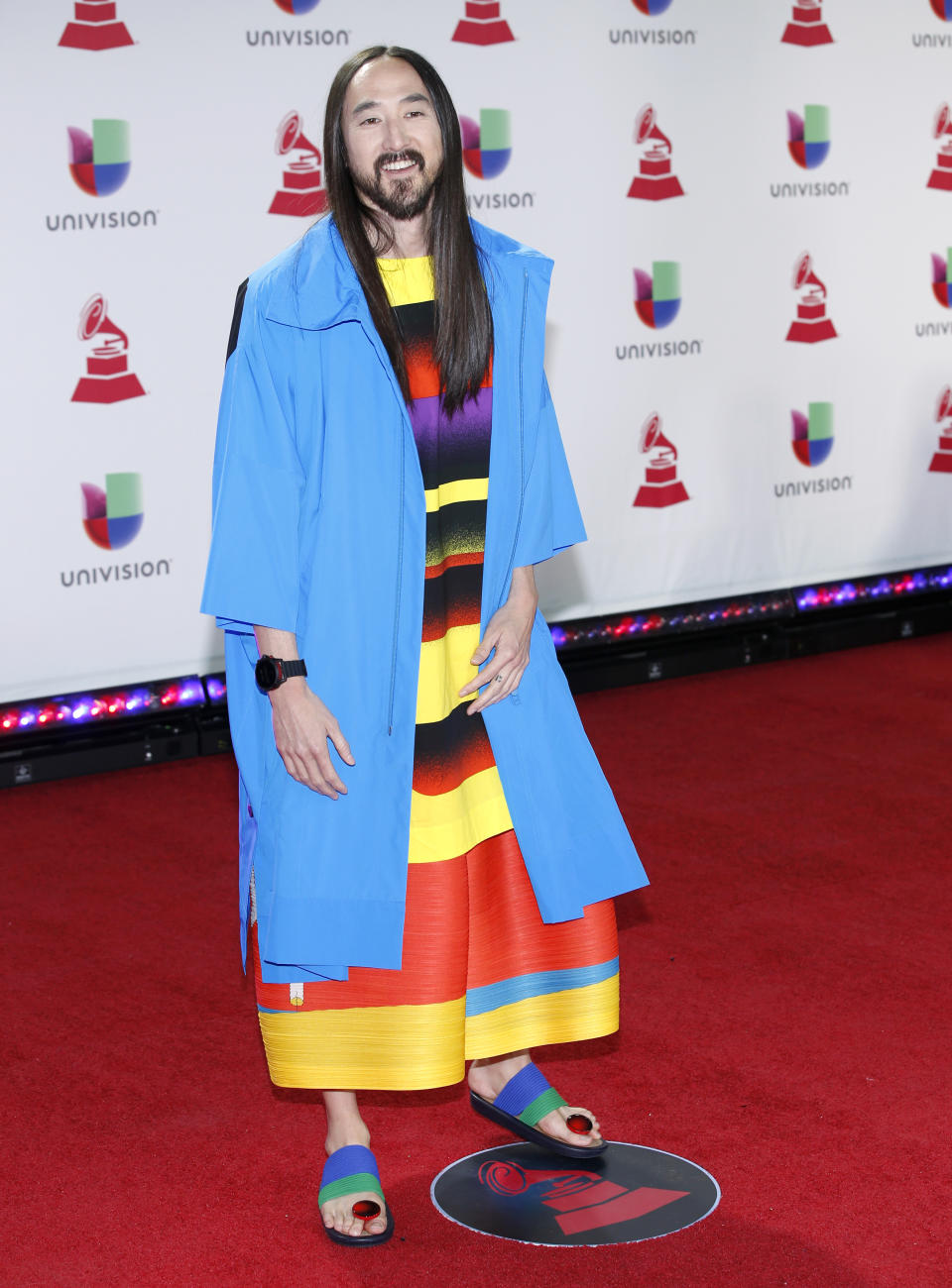 Steve Aoki llega a los Latin Grammy el jueves 15 de noviembre de 2018 en el MGM Grand Garden Arena en Las Vegas. (Foto Eric Jamison/Invision/AP)