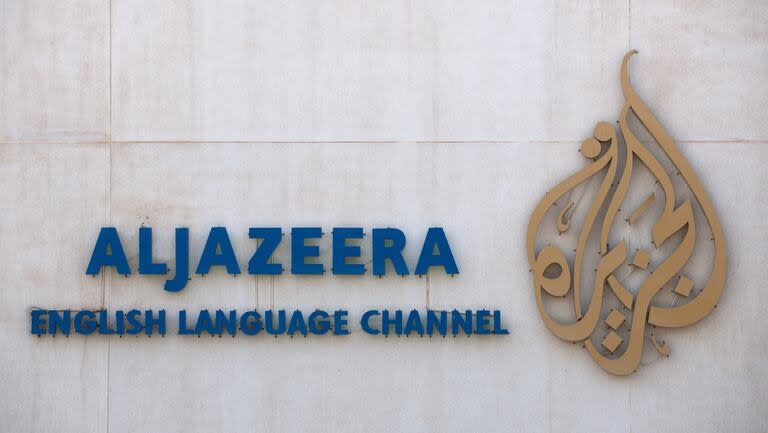 El logotipo de la emisora ​​de noticias árabe Al Jazeera se ve en su sede en Doha, Qatar. Israel aprueba ley 'Al Jazeera' para permitir el cierre de canales extranjeros.