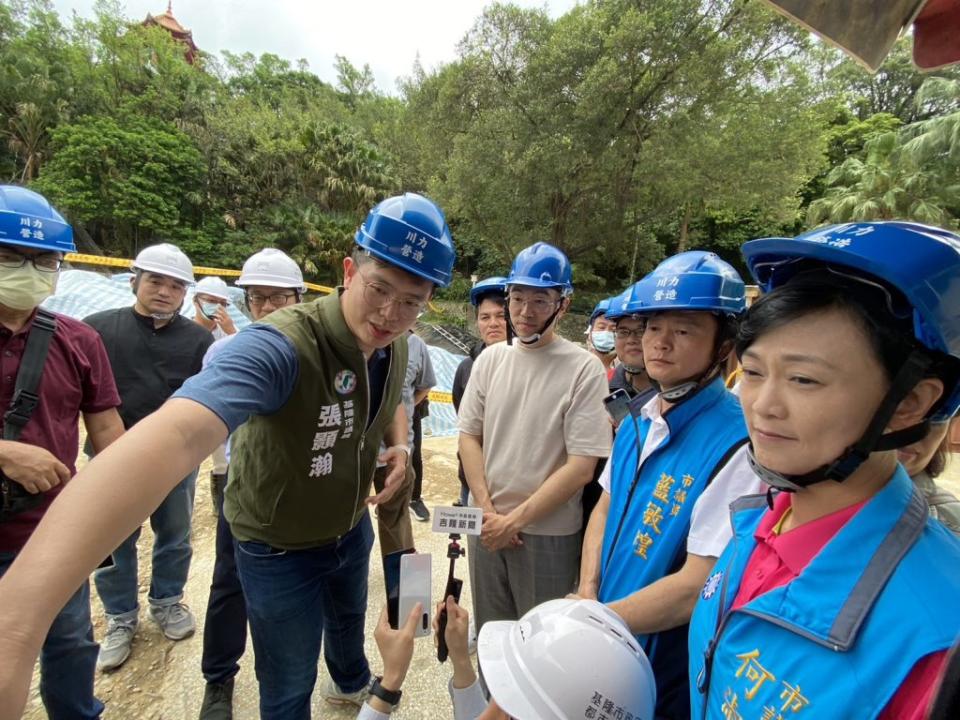 市長謝國樑視察中正公園兒童遊戲場進度，三層樓高遊戲塔，預計年底完工。(記者王慕慈攝)