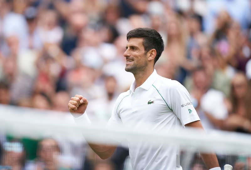 El tenista serbio Novak Djokovic celebra su triunfo en cuartos de final del Abierto de Wimbledon sobre el húngaro Marton Fucsovics. Mandatory Credit: Peter van den Berg-USA TODAY Sports