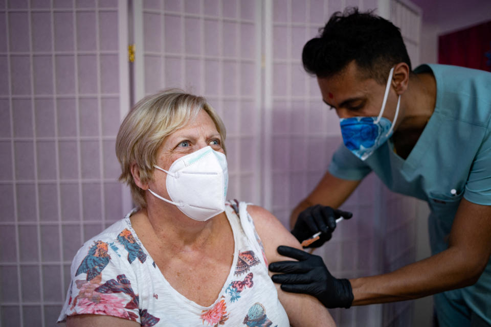 Suzanne Day, 75, receives the Moderna coronavirus disease (COVID-19) booster vaccine targeting BA.4 and BA.5 Omicron sub variants at Skippack Pharmacy in Schwenksville, Pennsylvania, U.S., September 8, 2022.  REUTERS/Hannah Beier