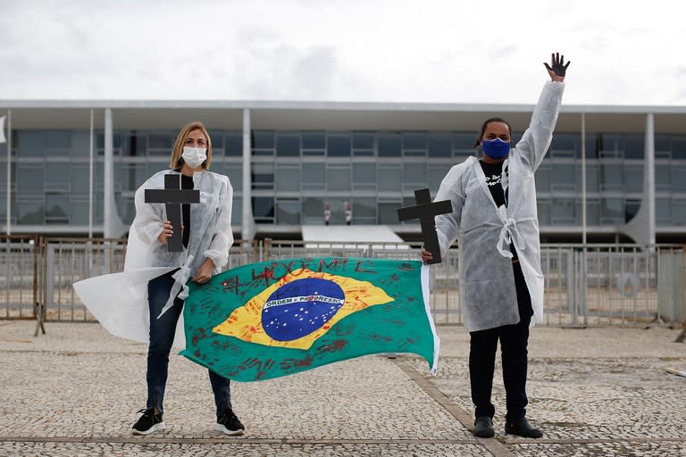 Enfermeras protestan contra el presidente brasileño Jair Bolsonaro y rinden homenaje a los trabajadores de la salud que murieron por complicaciones del coronavirus 