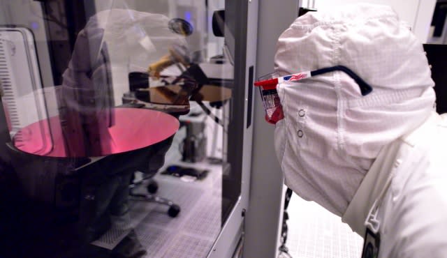 Production and cleanroom facilities at work in Intelâ€™s D1D/D1X plant in Hillsboro, Oregon, in April 2017. (Credit: Intel Corporation)