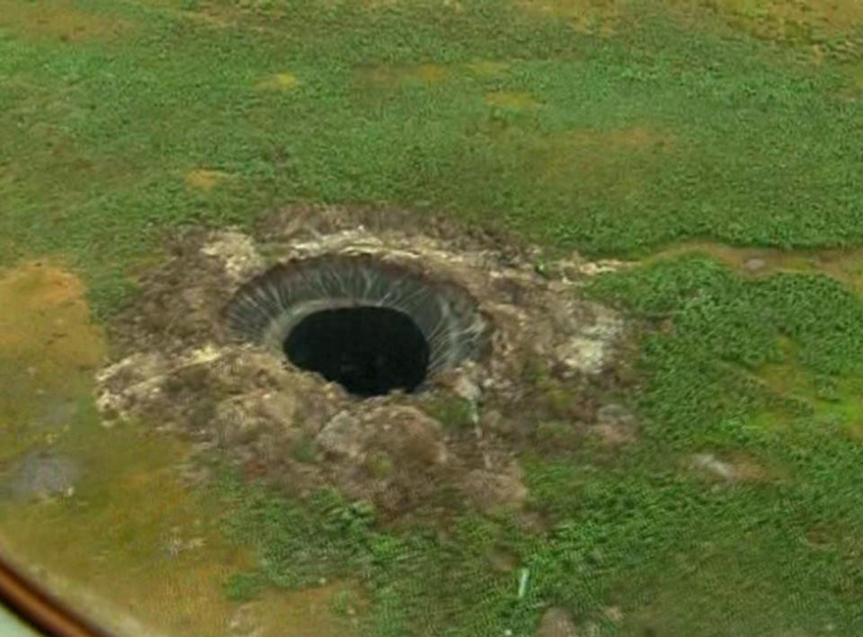 So sieht einer der gewaltigen Krater im Norden Russlands aus, genauer gesagt auf der Yamal-Halbinsel in Sibirien. Es gibt Dutzende kleinere Exemplare in der Gegend – aufgebracht sind Forscher allerdings, weil nun offenbar vier neue, enorme Löcher im Boden entstanden sind, berichtet die "Siberian Times".