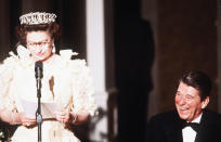 Más famosa es aún esta imagen del presidente Ronald Reagan partiéndose de risa mientras Isabel II ofrecía un discurso en una cena celebrada en San Francisco (California) en marzo de 1983. La relación entre ambos era magnífica y en 1989, la reina le otorgó el título de caballero honorífico, la distinción más alta que Reino Unido entrega a los extranjeros. (Foto: Anwar Hussein / Getty Images).