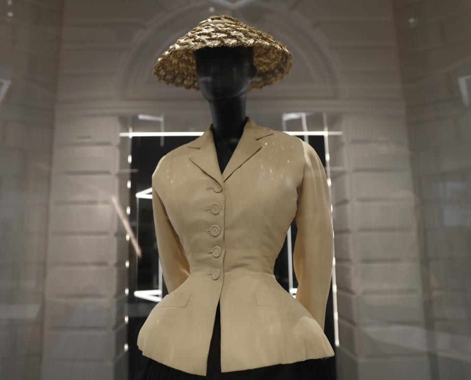 <p>Por supuesto, no faltan las prendas con las que creó, en ese mismo 1947, el estilo de diseño New Look, que mostraba una silueta mucho más femenina y que supuso una revolución en la industria de la moda. (Foto: Alastair Grant / AP). </p>