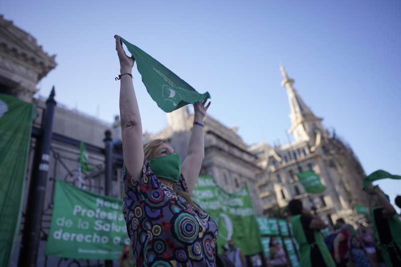 阿根廷墮胎合法化：支持者在國會外高舉綠頭巾標語。（美聯社）