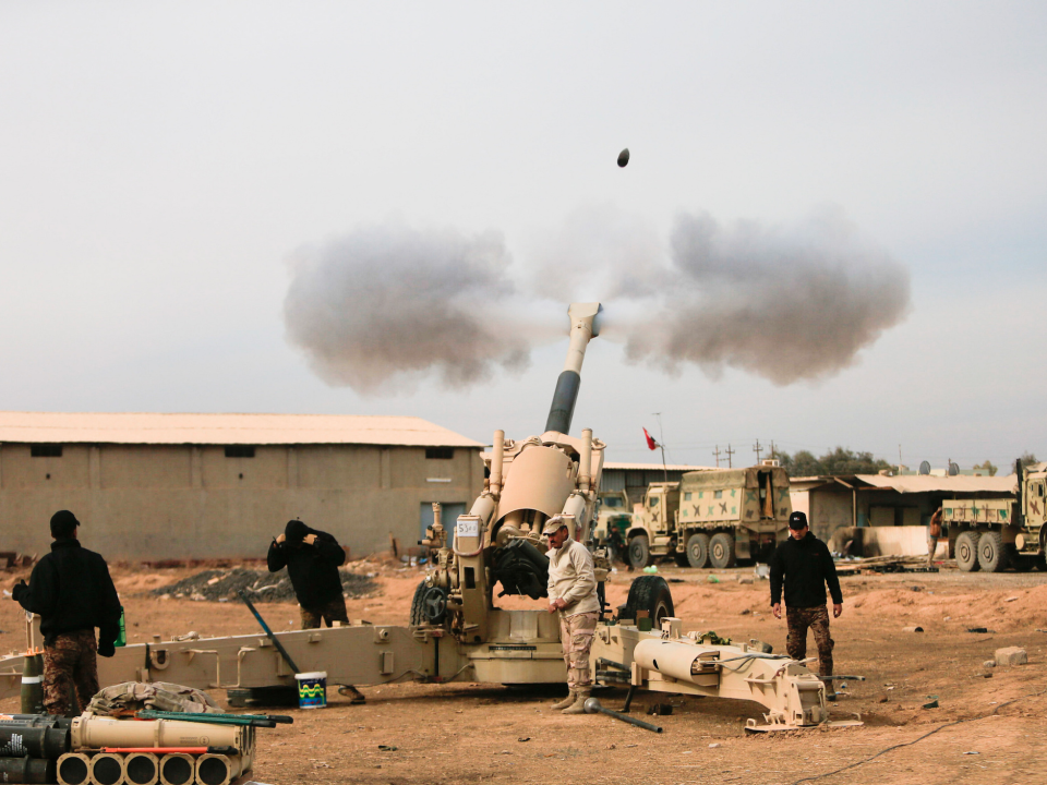 Iraqi troops fire at ISIS war