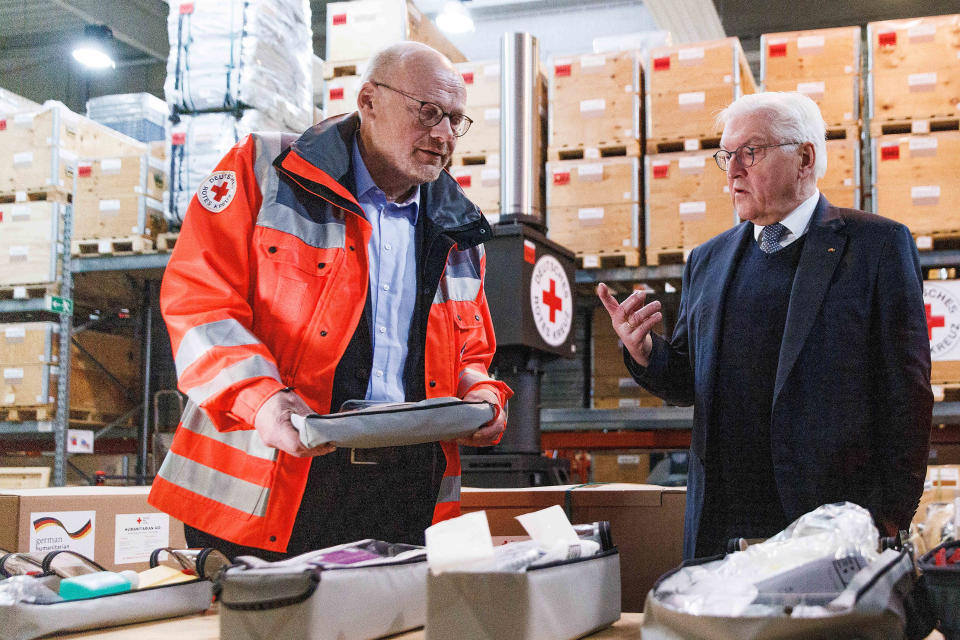 Frank-Walter Steinmeier bei einem Besuch des Roten Kreuzes (Bild: Carsten Koall/Getty Images)