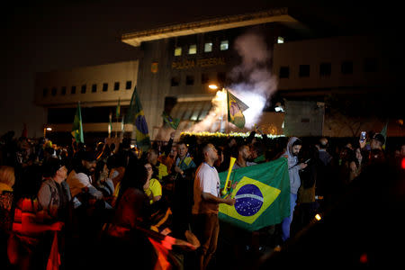 FILE PHOTO: Supporters of Jair Bolsonaro gather outside the Federal Police headquarters where Brazil’s former President Luiz Inacio Lula da Silva is serving a prison sentence, after Bolsonaro wins the presidential race in Curitiba, Brazil October 28, 2018. REUTERS/Rodolfo Buhrer/File Photo