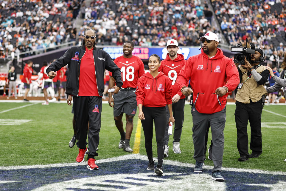 Tras coronarse en los World Games, la quarterback mexicana, Diana Flores, fue coordinadora ofensiva de la Conferencia Americana en el Pro Bowl, que ahora es un partido de flag football. (Photo by Michael Owens/Getty Images)