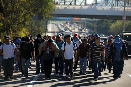 Salvadoreños avanzan en una nueva caravana de migrantes que busca llegar a Estados Unidos, tras salir de la Plaza Salvador del Mundo en San Salvador, El Salvador, 16 de enero, 2019. REUTERS/Jose Cabezas