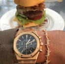 <p>Ist es denn schon wieder Zeit für einen leckeren Burger? Schnell mal einen Blick auf die 30.000-Euro-Uhr werfen – jepp, kurz nach 13 Uhr. Bauch- und Zeitgefühl stimmen absolut überein. Na dann, Mahlzeit! (Bild: Instagram/superrichclub) </p>