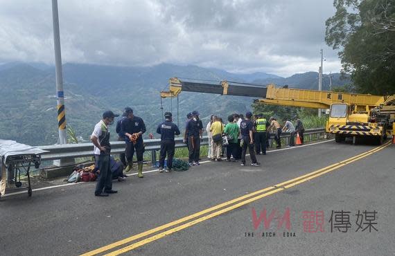 竹崎警分局指出，樂野所所長劉光浩於113年5月14日12時許接獲友人電話，表示在阿里山公路68.8公里處有一名男子，站在護欄護欄外，不像是拍攝風景之遊客，十分怪異。劉所長立即通知線上巡邏警力前往查看，巡邏警力現場來回查看未發現有男子在路邊，但是發現路旁芒草有被壓過的痕跡，警方趕緊調閱阿里山公路路況監視器，發現有一名男子從路旁墜谷而下，警方立即通知嘉義縣消防局及救難人員義消、山警等單位到場搜救，但經嘉義縣消防局及救難人員、義消搜救多日，並使用空拍機擴大搜尋，均未發現該男子蹤影。