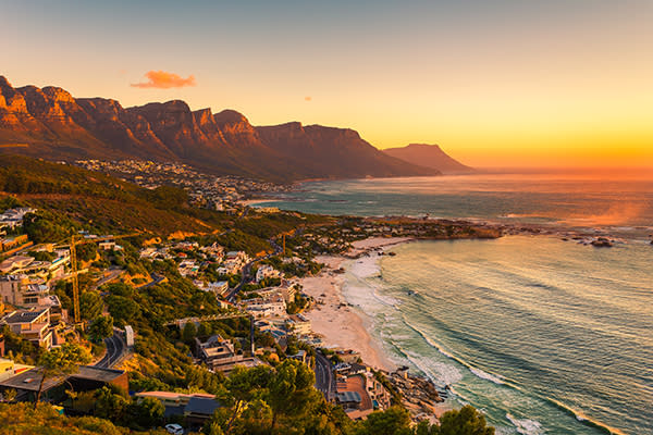 <p>La capital de Sudáfrica ofrece playas panorámicas, playas de arena blanca, un clima espectacular y una vibrante vida nocturna en esta temporada. También es una ciudad con mucha historia, pues fue un punto estratégico del comercio entre Europa y Asia. Foto: Barichivich / Getty Images. </p>