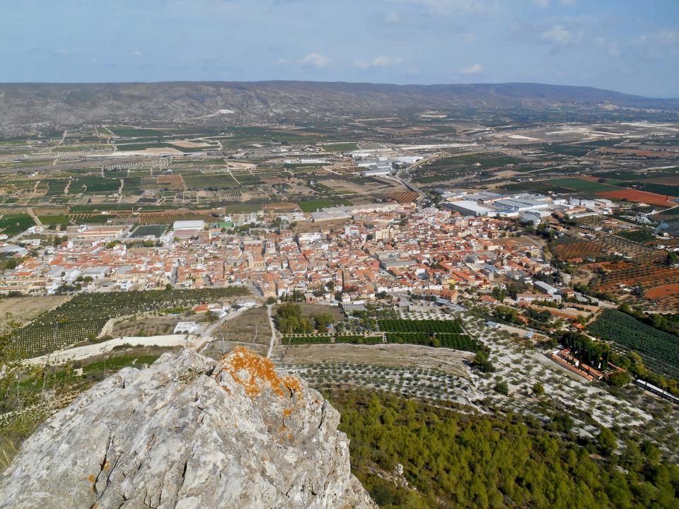 Vallada es el tercer municipio con mayor deuda por habitante de España. Cada uno de sus 3.039 residentes debe 6.760 euros. Este agujero se debe a un proyecto que pretendía construir una gran finca náutica pese a que el municipio se encuentra a 70 kilómetros de la costa. La localidad valenciana está regida por María José Tortosa, del Partido Socialista. (Foto: <a href="http://commons.wikimedia.org/wiki/File:Vallada._Vista_des_del_Castell_1.jpg" rel="nofollow noopener" target="_blank" data-ylk="slk:Wikimedia Commons;elm:context_link;itc:0;sec:content-canvas" class="link ">Wikimedia Commons</a> / Enrique Íñiguez Rodríguez / <a href="http://creativecommons.org/licenses/by-sa/3.0/deed.en" rel="nofollow noopener" target="_blank" data-ylk="slk:CC BY-SA 3.0;elm:context_link;itc:0;sec:content-canvas" class="link ">CC BY-SA 3.0</a>).