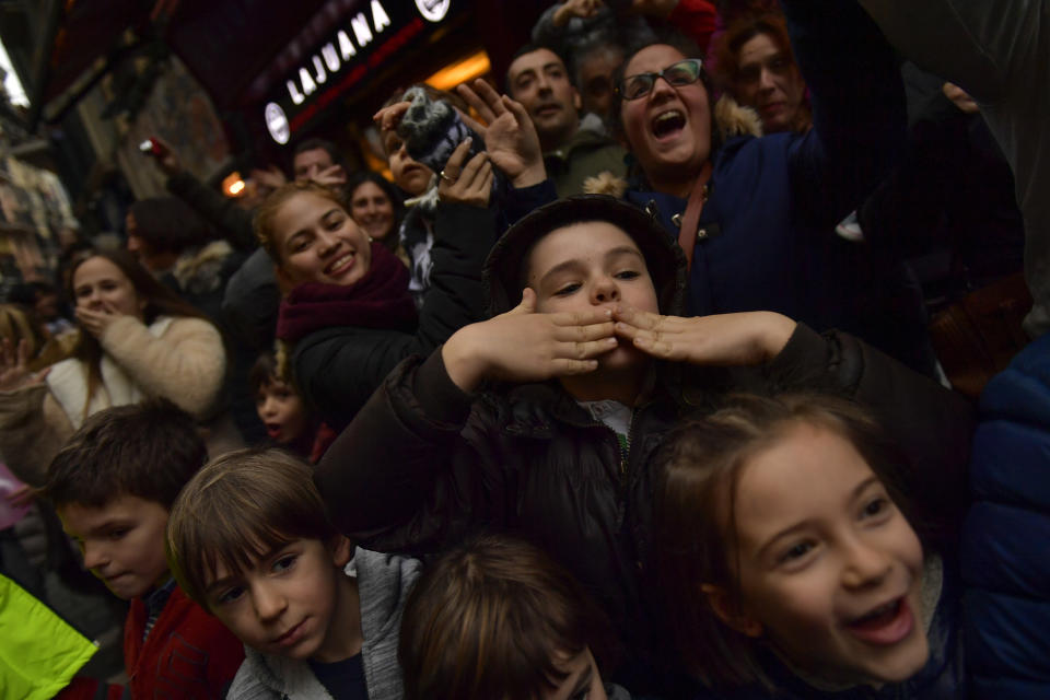 <p>A group of children wave the Three Kings a they arrive to the old city during The Cabalgata Los Reyes Magos (Cavalcade of the three kings) the day before Epiphany, in Pamplona, northern Spain, Friday, Jan. 5, 2018. (Photo: Alvaro Barrientos/AP) </p>