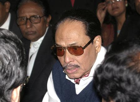 Bangladesh's former army ruler Hossain Mohammad Ershad talks to his lawyers before entering a court in Dhaka in this January 17, 2007 file photo. REUTERS/Mohammad Shahidullah/Files