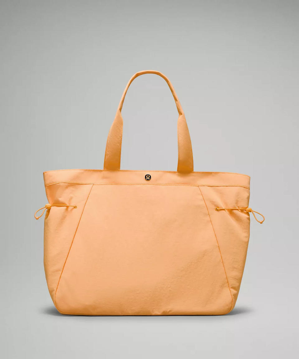 Lululemon Side-Cinch Shopper Bag 18L. Image via Lululemon.