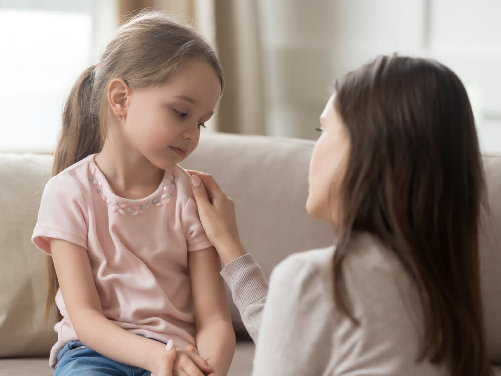 Eltern sollten im Lockdown regelmäßig das Gespräch mit ihren Kindern suchen (Bild: fizkes / Shutterstock.com)