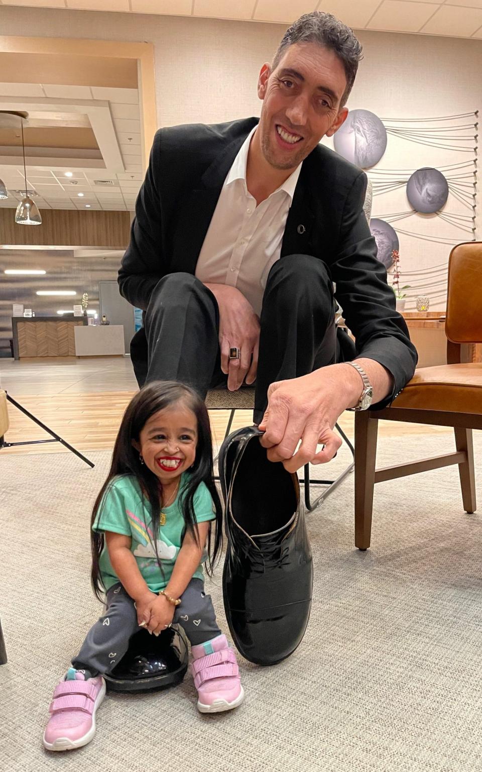 The world's tallest living man, Sultan Kosen, who is 251 cm (8 ft 2.82), meets Jyoti Amge