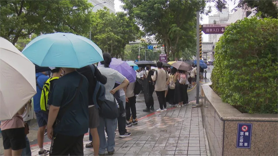 超過萬名動漫迷不畏颱風天　漫博會外湧現雨傘海