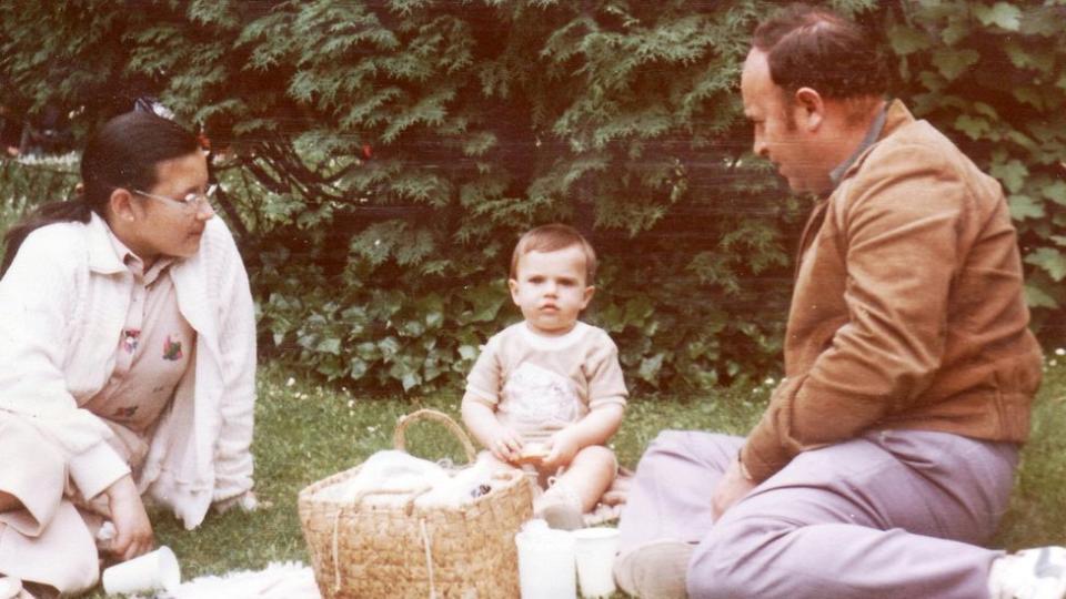 Rafael Rodríguez, junto a sus padres, en Asturias.