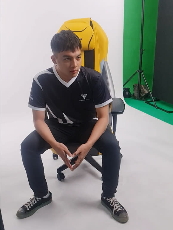 Vanguard's Chood posing for his MPL SG photoshoot. (Photo: Zenway Productions)