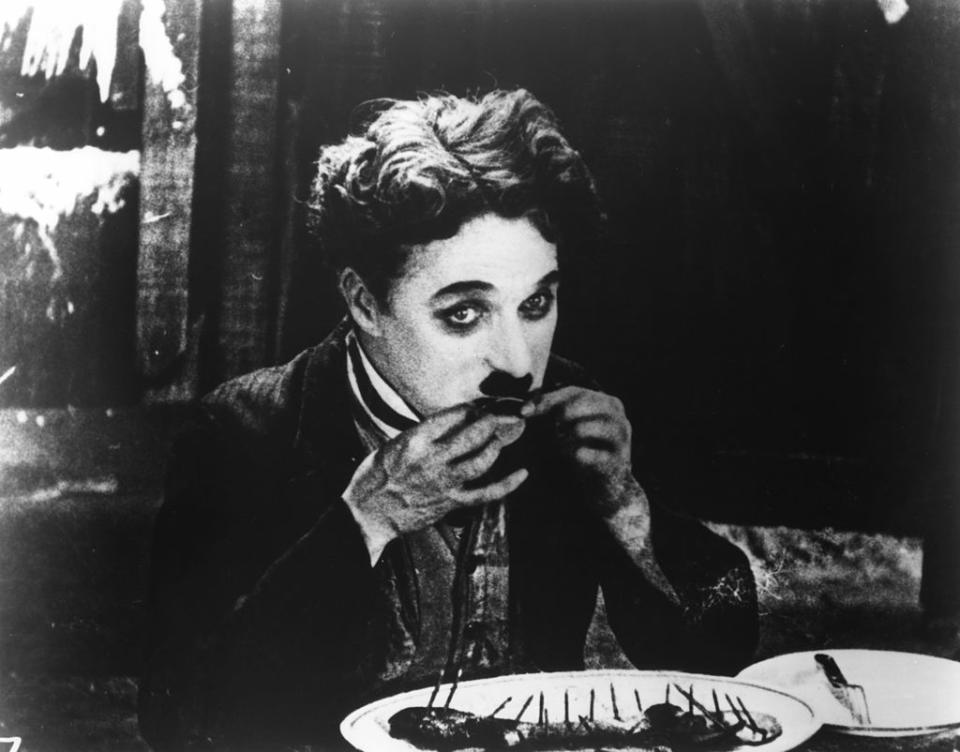 Die Szene, in der Chaplin die Schuhbänder wie Spaghetti auf die Gabel wickelt und die Schuhnägel wie einen Knochen abnagt, gehört zu den bekanntesten aller Chaplin-Filme (Bild: Getty Images)