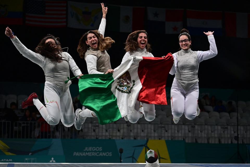 El equipo femenino de esgrima que consiguió la medalla de bronce en florete.