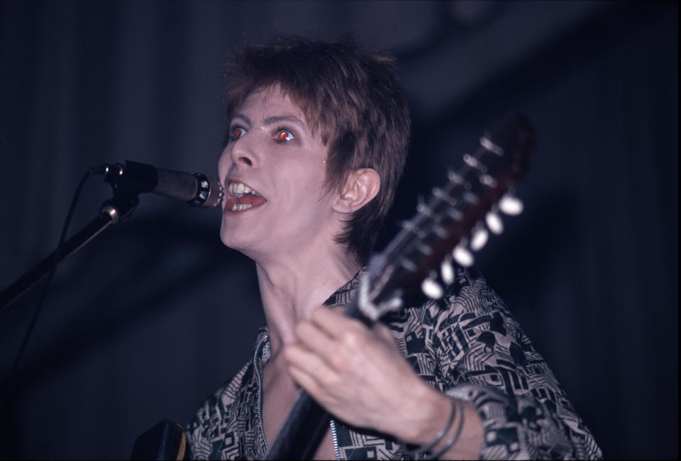 David Bowie (1947 - 2016) performing on stage at the Aylesbury Friars on January 29, 1972. (Photo by Michael Putland/Getty Images)