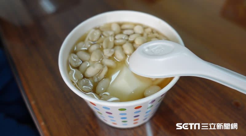 這碗有一甲子歷史的傳統花生豆花，製作起來相當費工，得耗時13鐘頭。（圖／記者張雅筑攝）